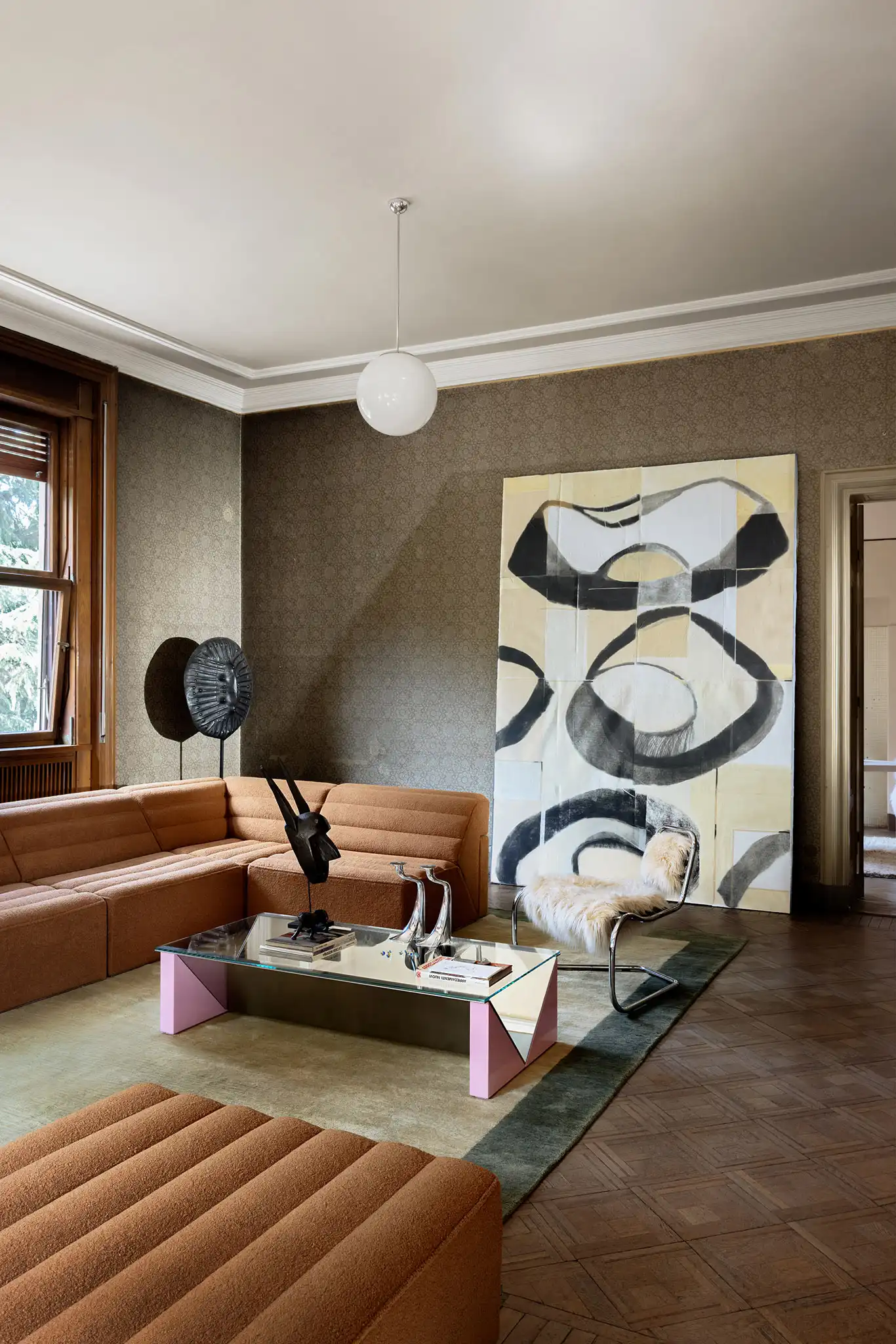 Set di un living room con divano modernista arancione e grande tela beige e nera