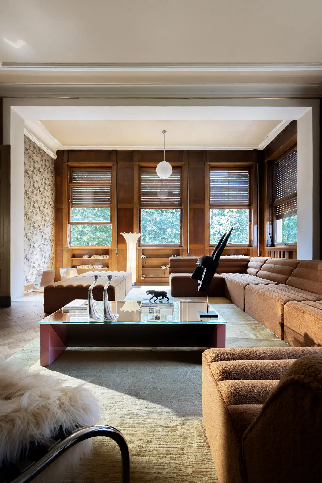 Diversa angolazione di un set di un living room con divano modernista arancione e grande tela beige e nera
