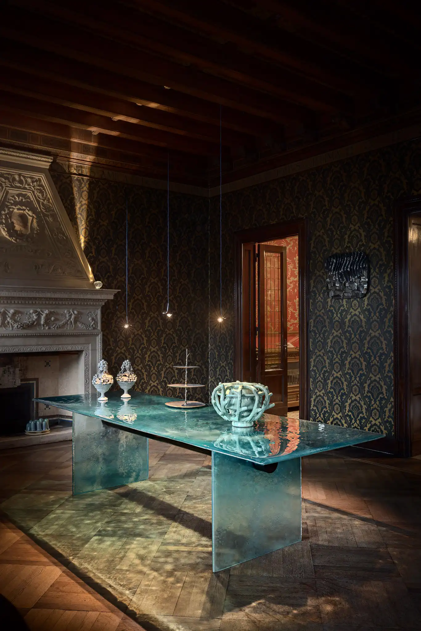 Allestimento di un tavolo custom in vetro di Murano con opere artistiche in ceramica smaltata