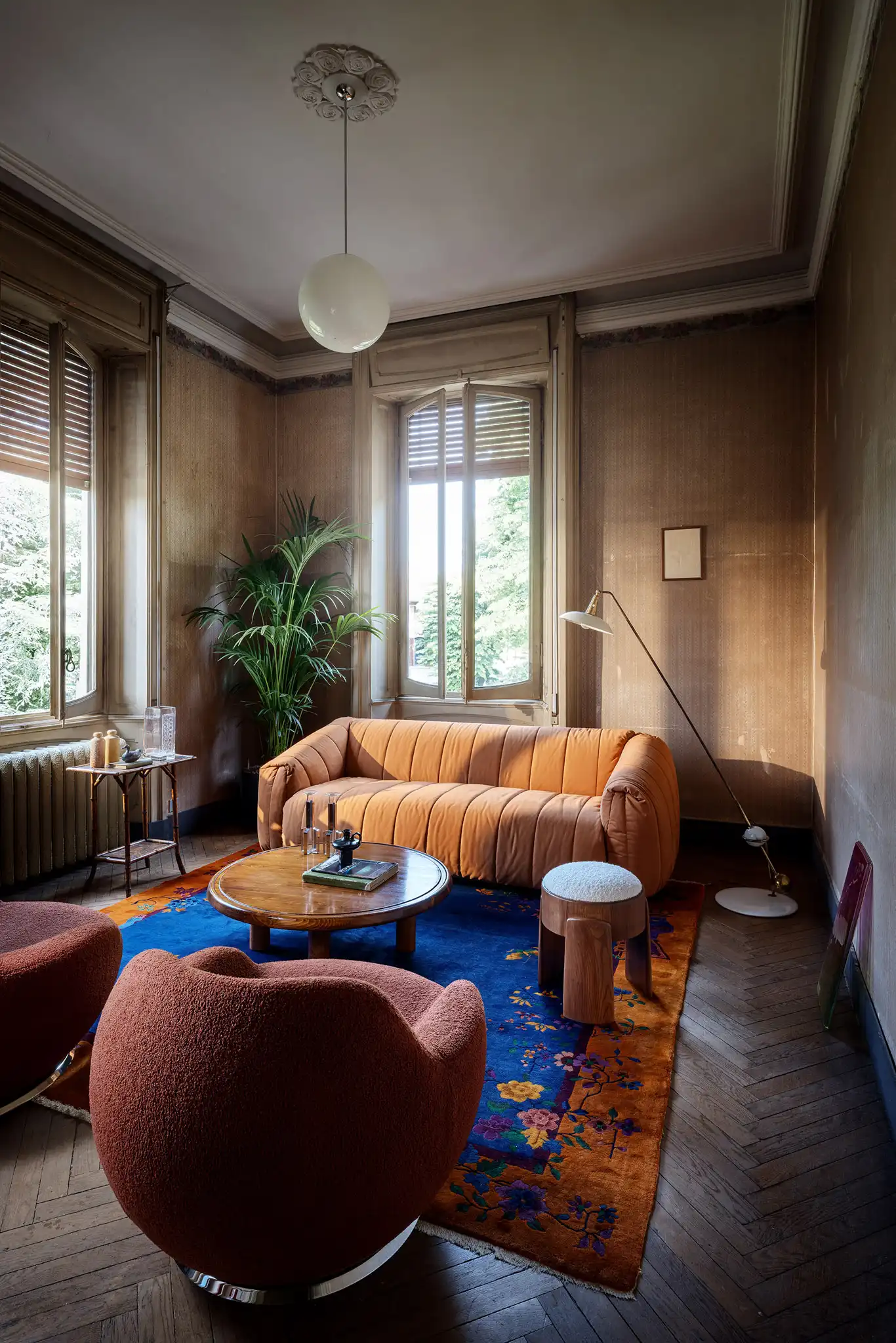 Allestimento di un boudoir dal gusto orientale con elementi modernisti italiani