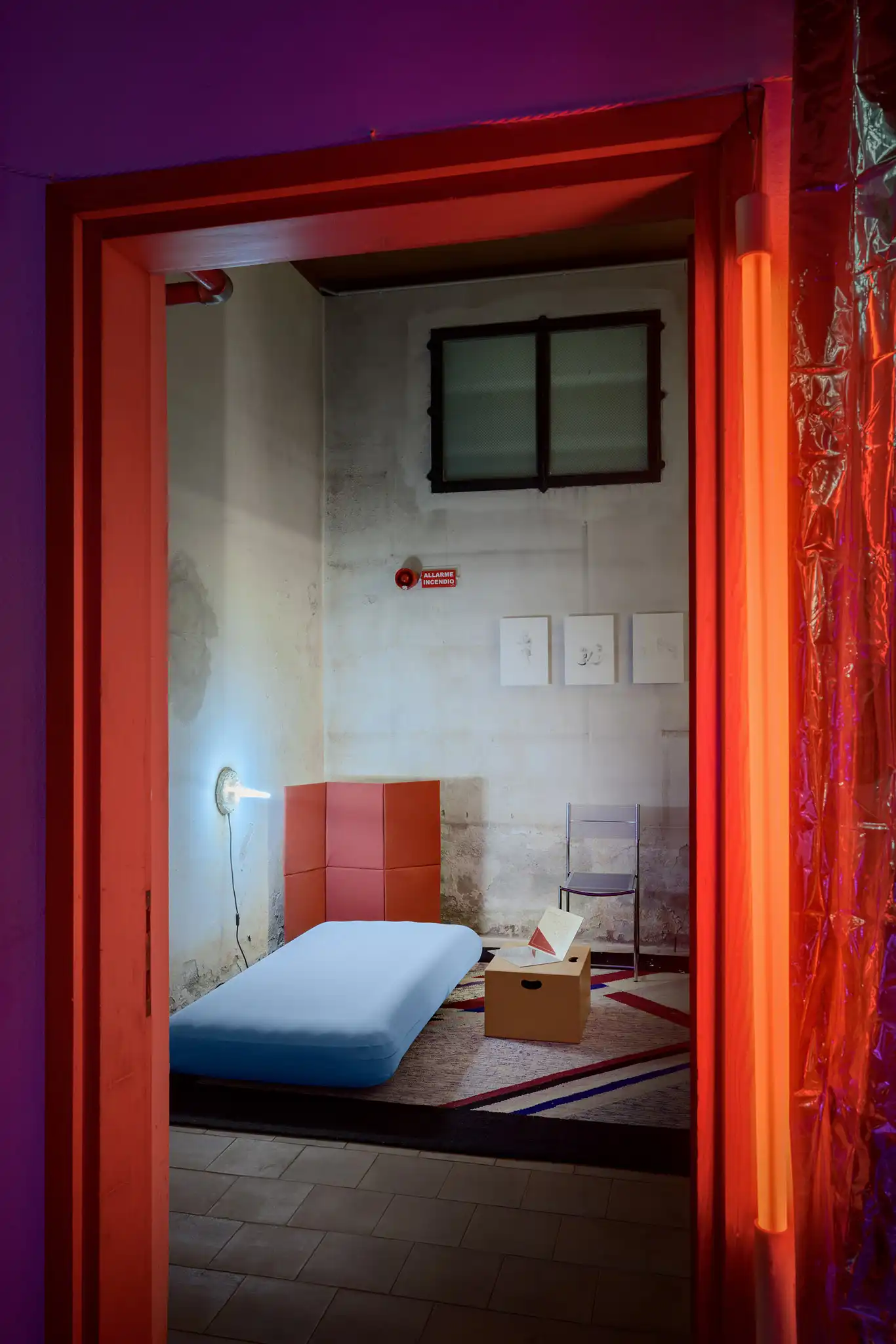 Allestimento di un sotterraneo con elemento di design contemporaneo e luce al neon