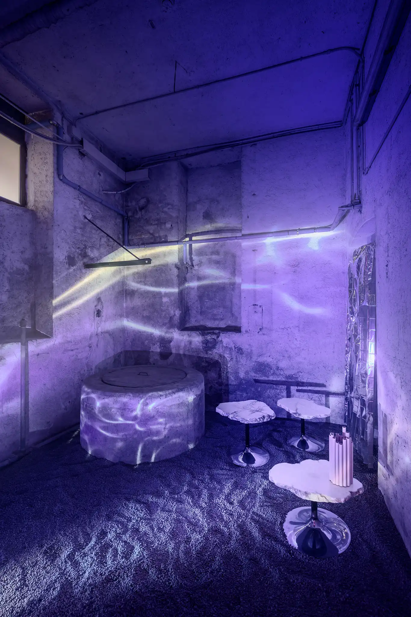 Videomapping nella sala del pozzo con accessori in marmo di design contemporaneo