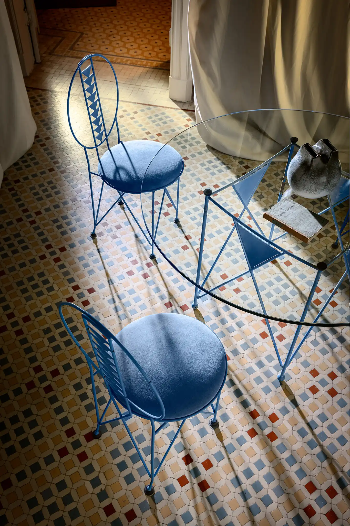 Tavolo modernista di design americano colore turchese
