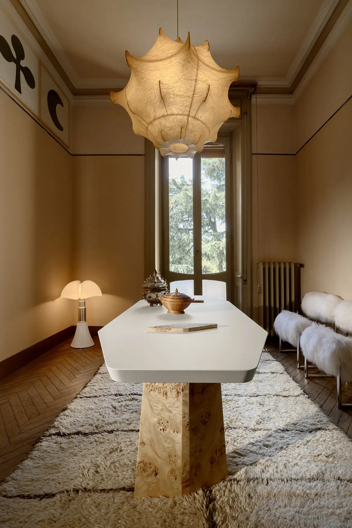 Set di uno studio con tavolo custom e elementi modernisti di design italiano