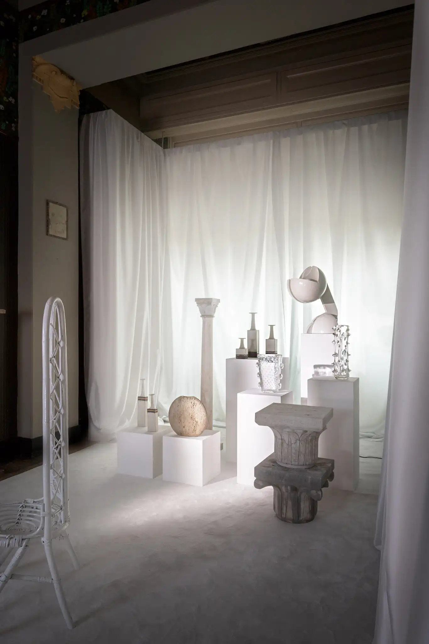 Allestimento concettuale basato su pezzi da collezione e colonne bianche