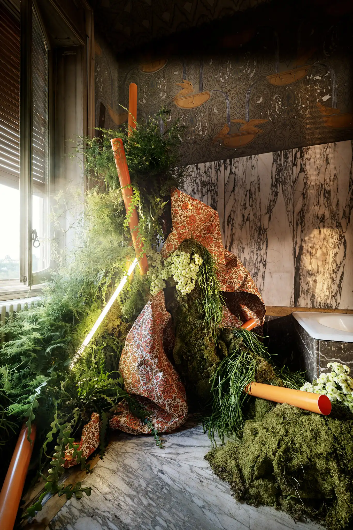 Allestimento di flower design con elementi domestici