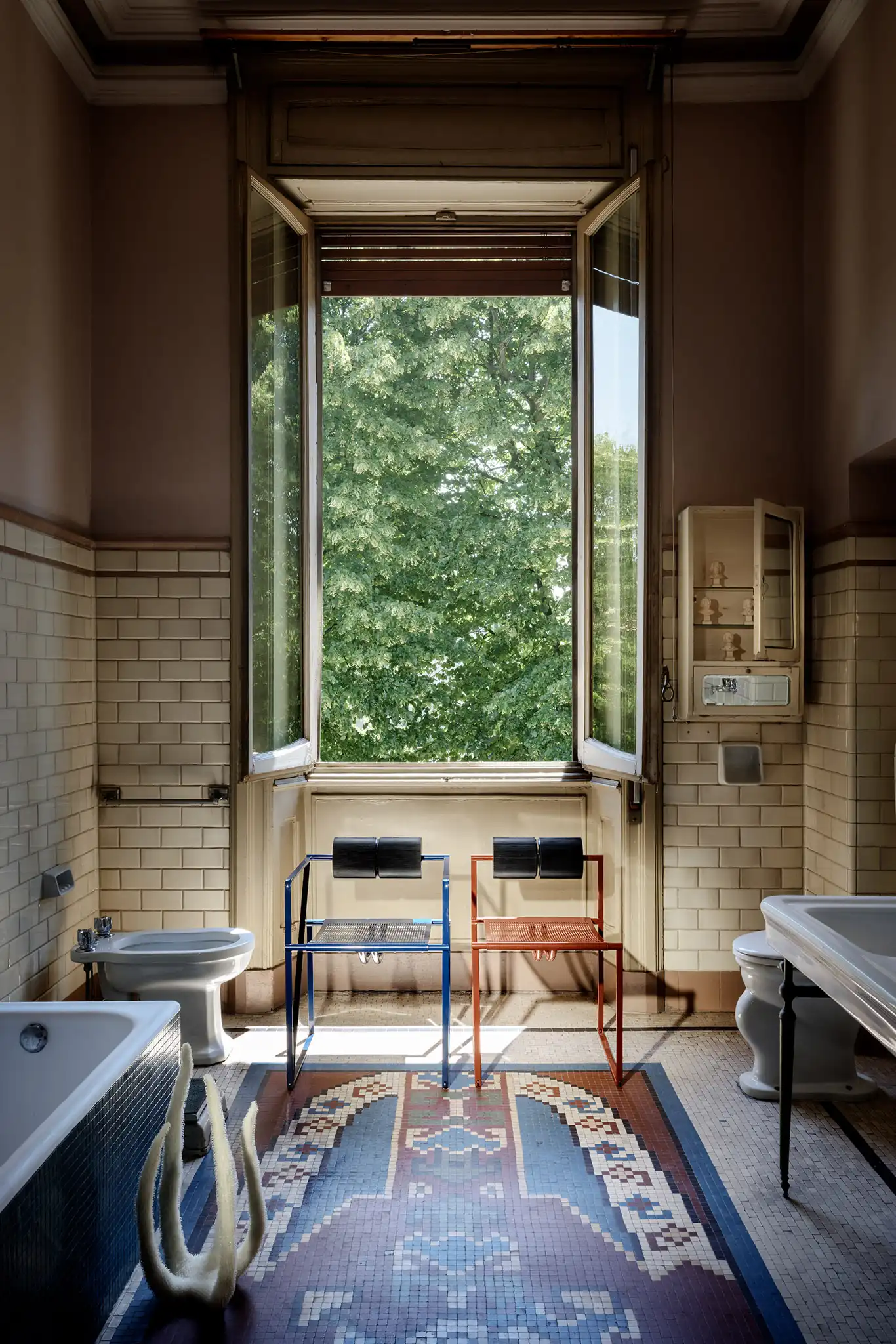 Bagno padronale con piastrelle originali e sedie post-moderniste in metallo verniciato