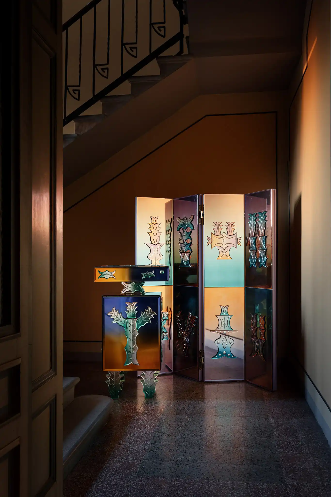 Allestimento vano scala con collectible design in vetro di Murano colorato