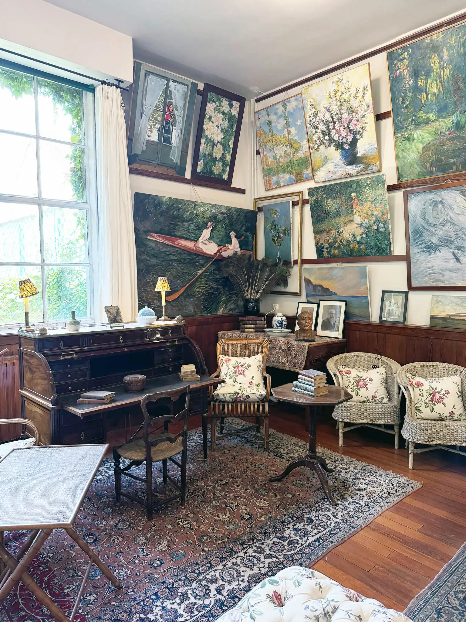 Dettaglio atelier con tele alle pareti
