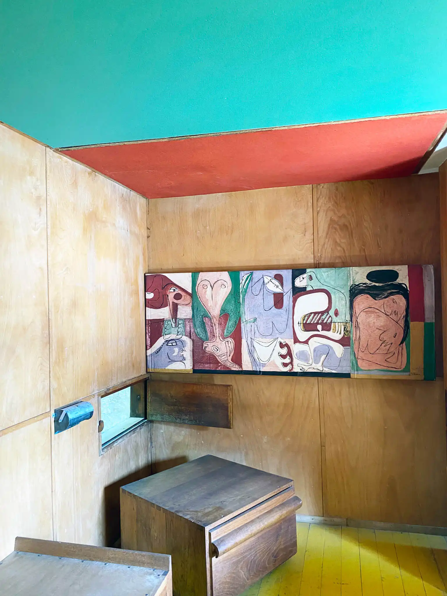 Dettaglio decorativo a parete con soffitto colorato