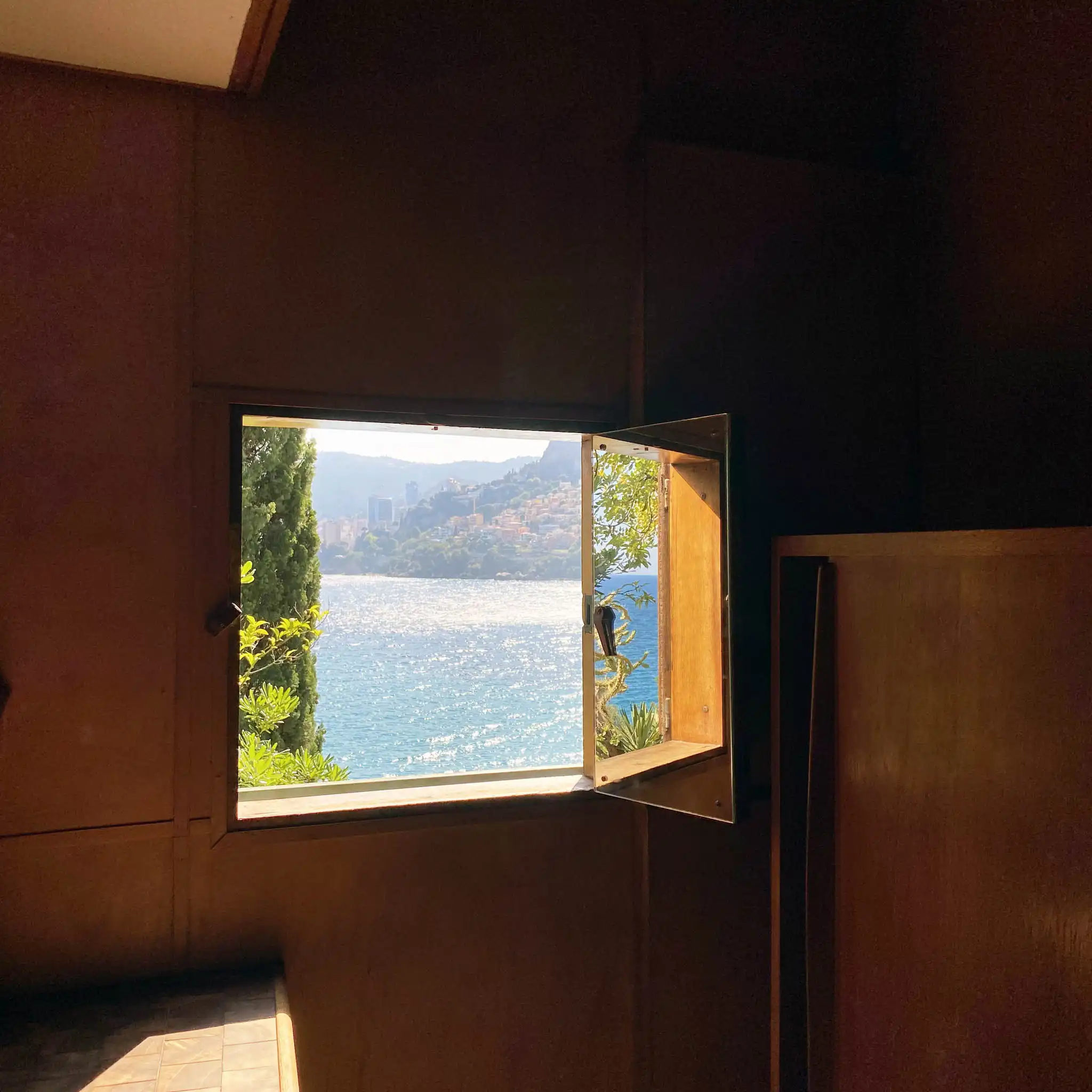 Vista sul mare dalla finestra in legno