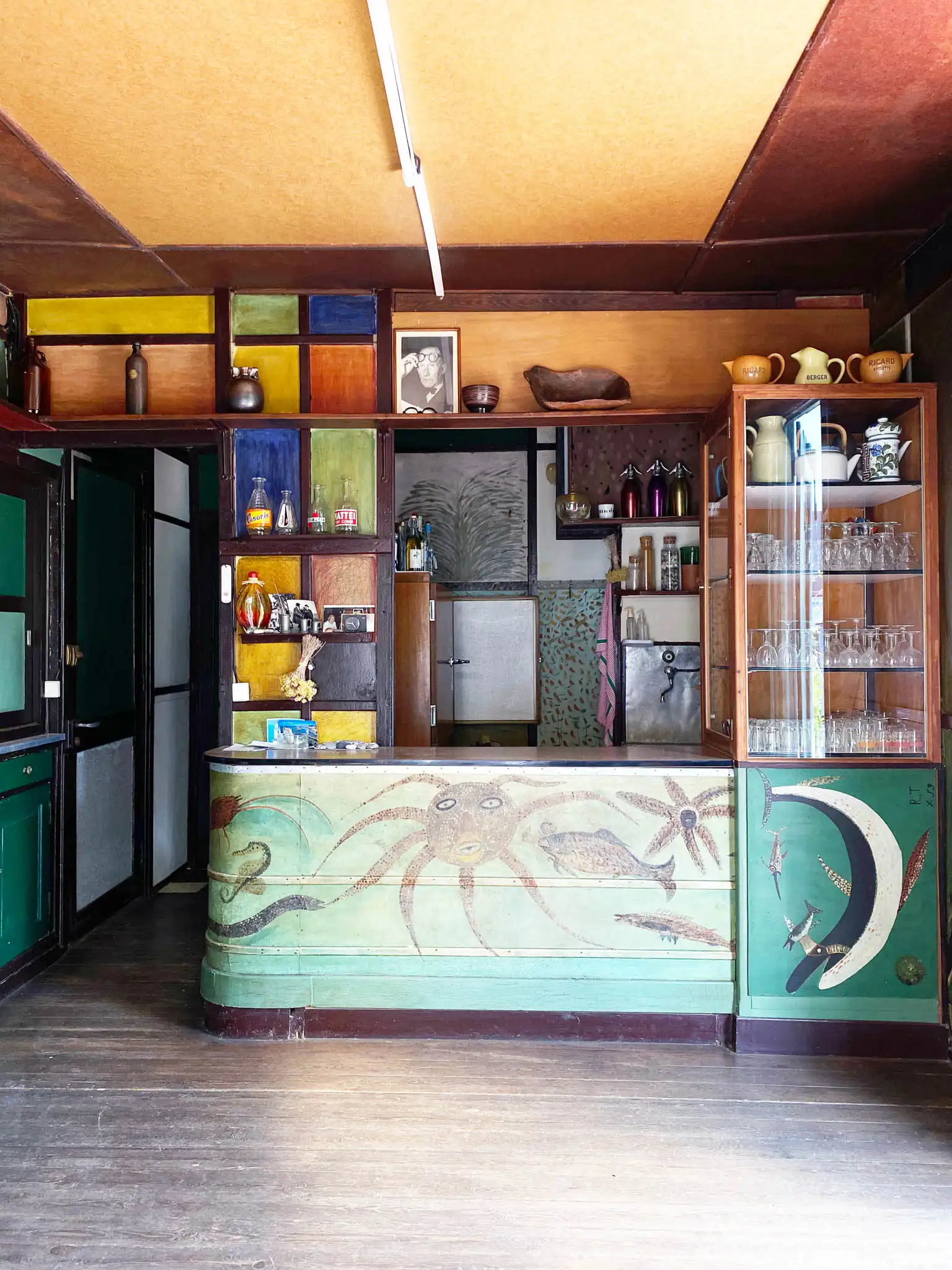 Vista interna del locale etoile de la mer con arredo modernista