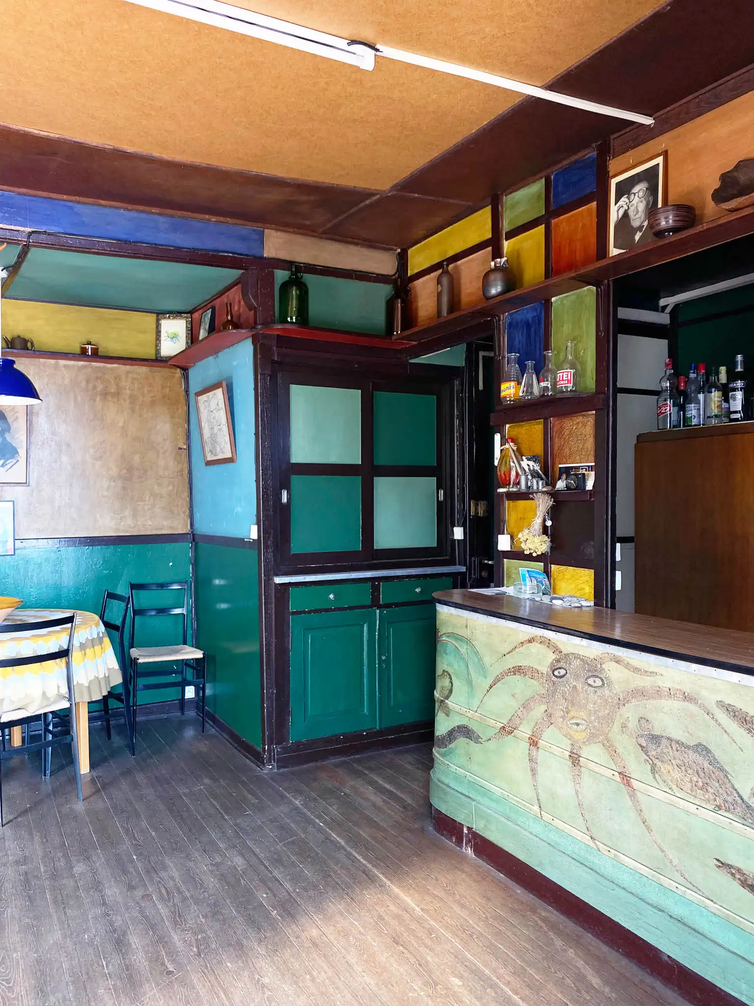 Vista interna del locale etoile de la mer con bancone decorato con rappresentazioni marine