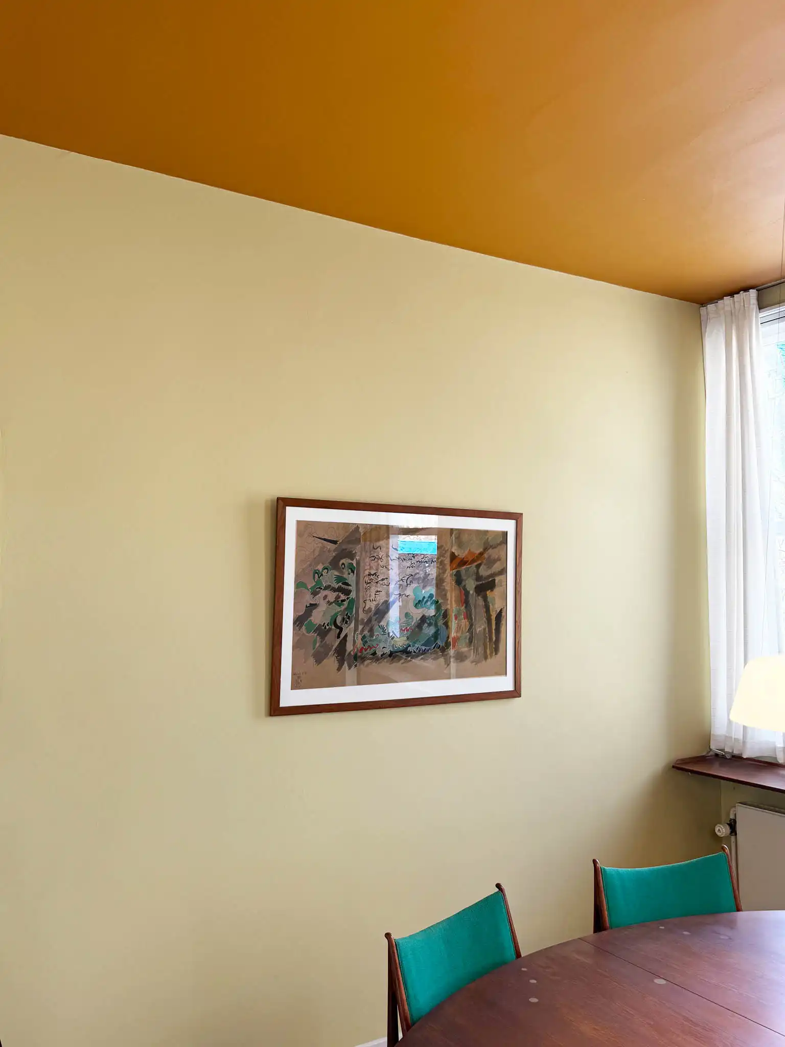 Parete color guscio d'uovo con opera d'arte