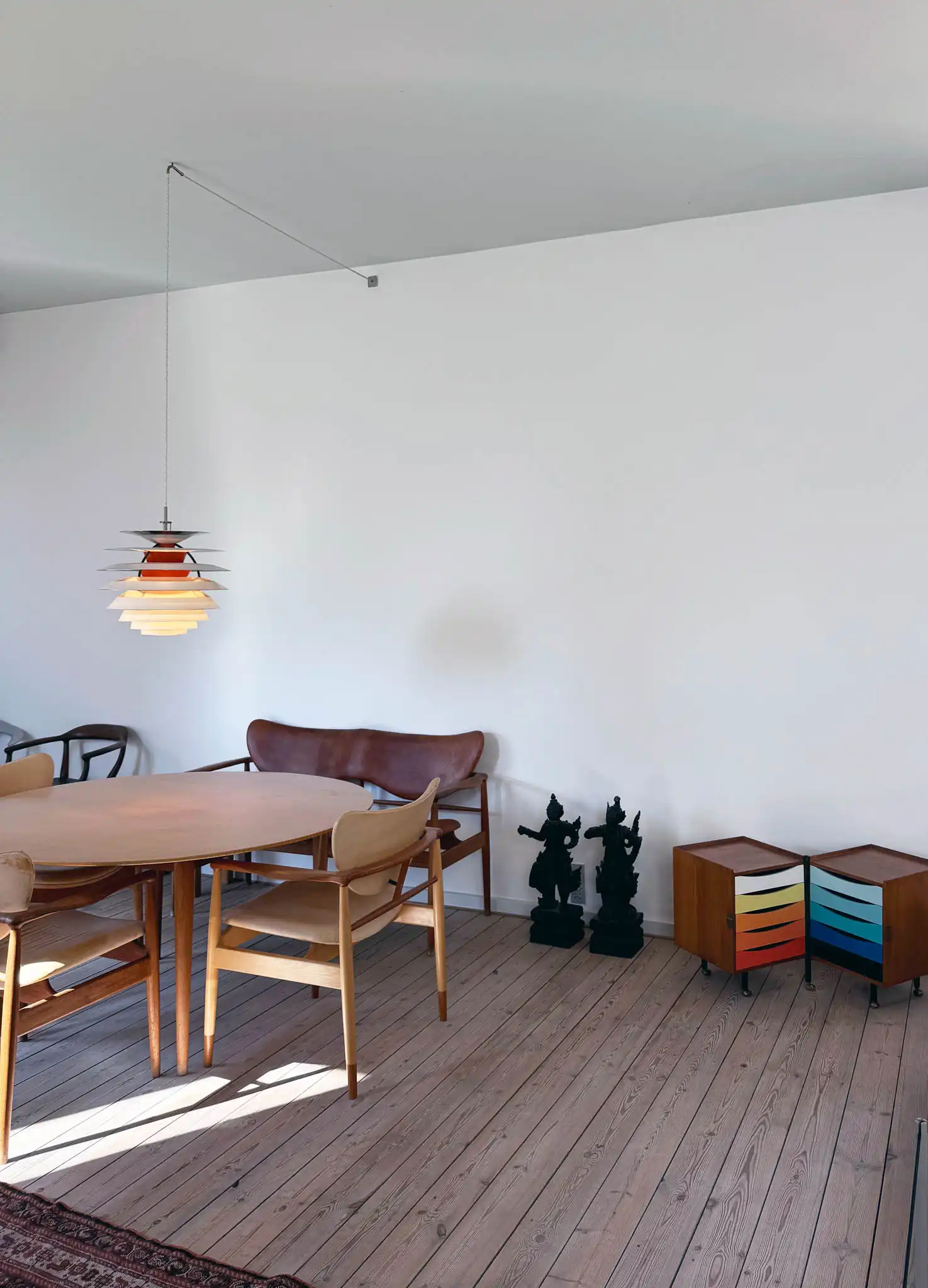 Spazio zona pranzo con tavolo e sedute design nordico