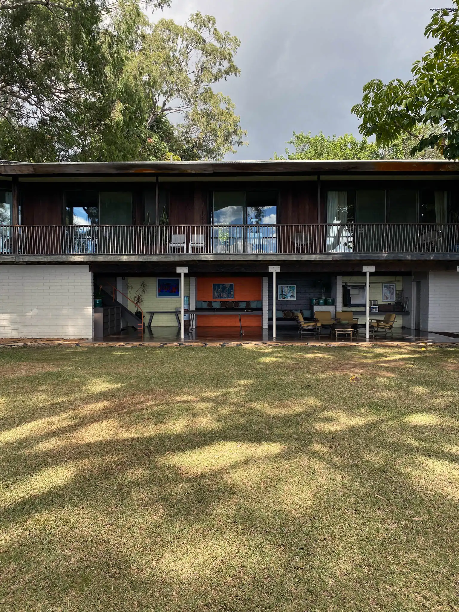 Vista esterna architettonica casa nella foresta di Honolulu