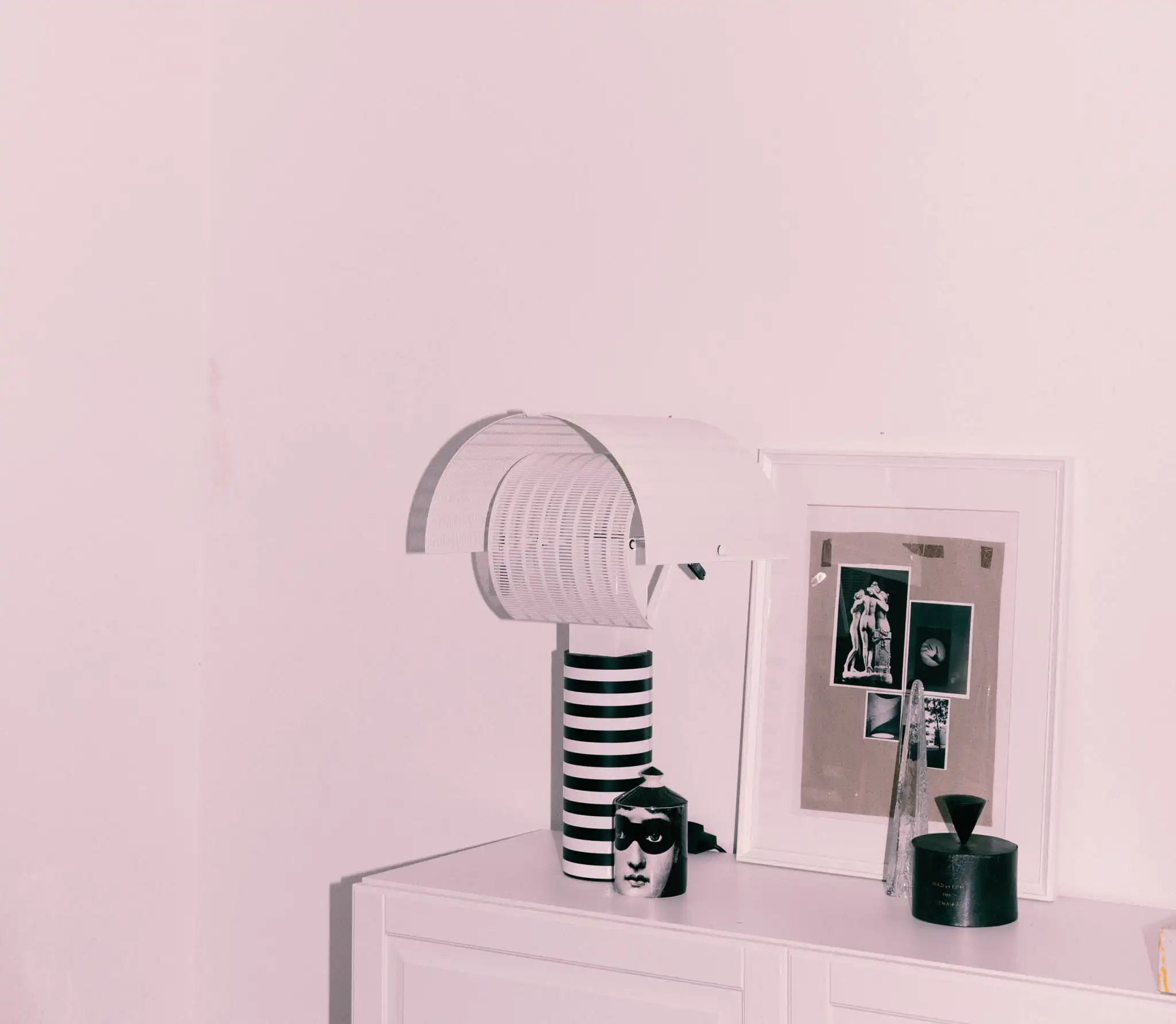 Lampada da appoggio bianco e nero con tavolo laccato colore beige