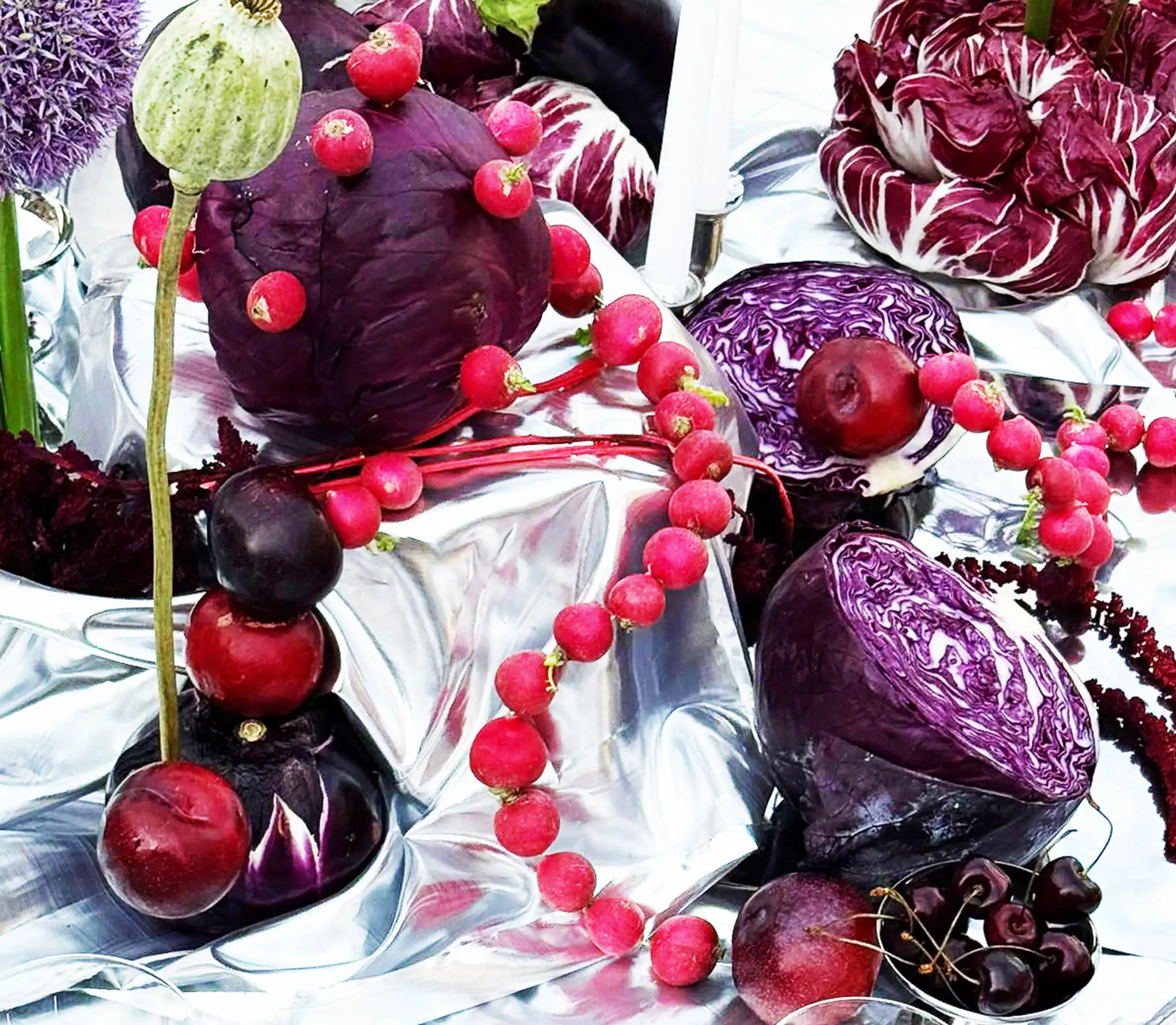Dettaglio di decorazione da tavola con ghirlanda di ortaggi.