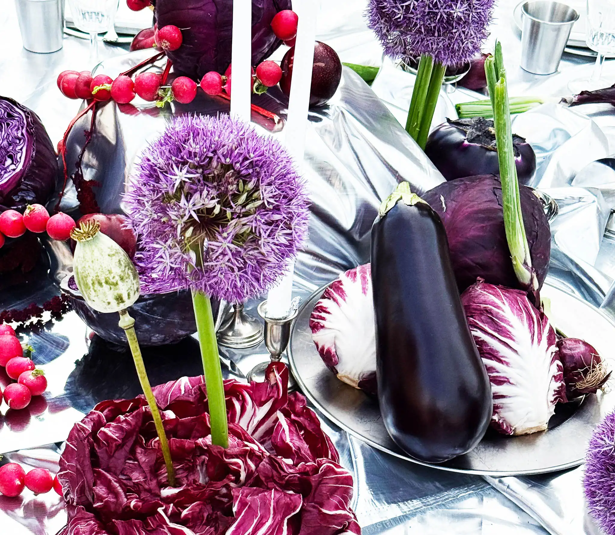 Dettaglio di decorazione da tavola con fiori e ortaggi.
