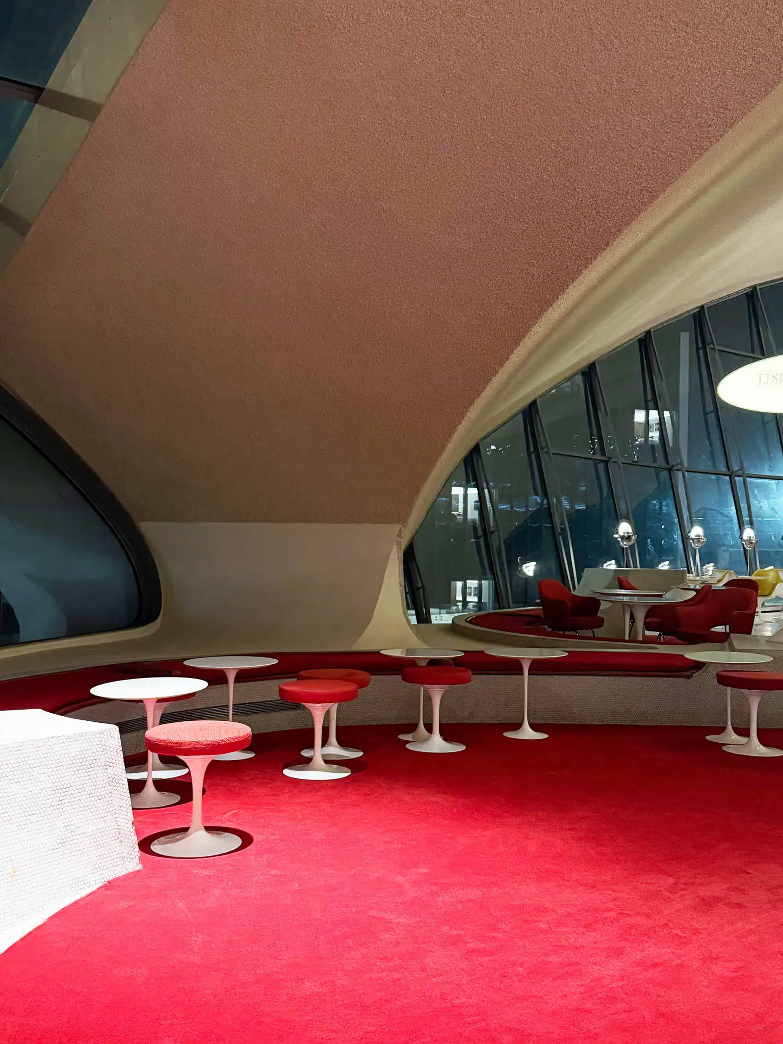 Interno lounge dell'aeroporto di New York con arredi Tulip di Saarinen
