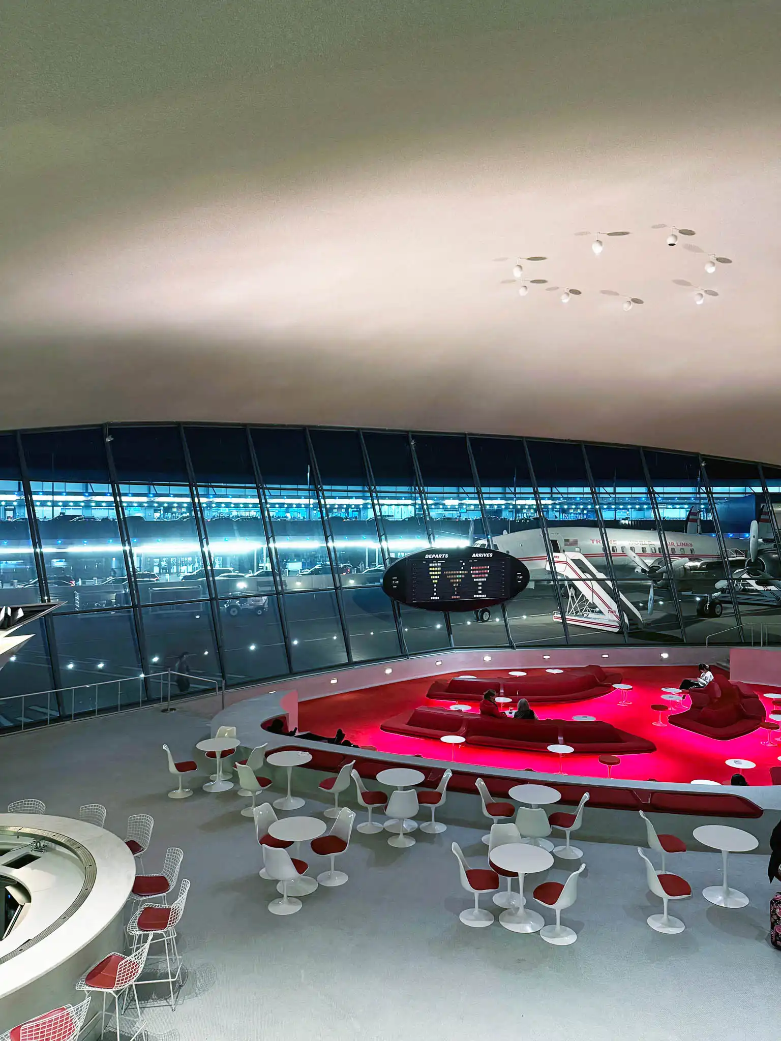 Vista aerea lounge con conversation pitch e arredamento Saarinen