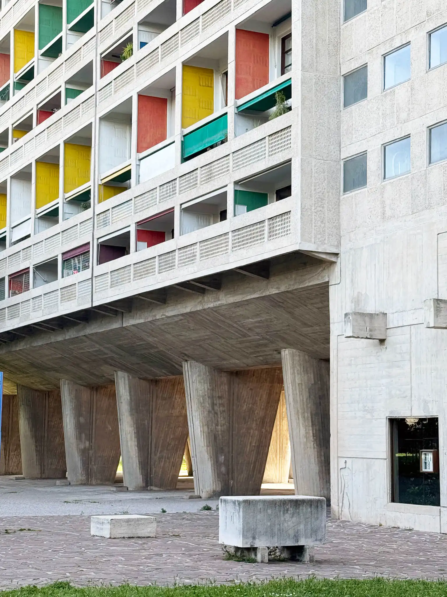 Facciata esterna colorata dell'edificio modernista disegnato da le corbusier