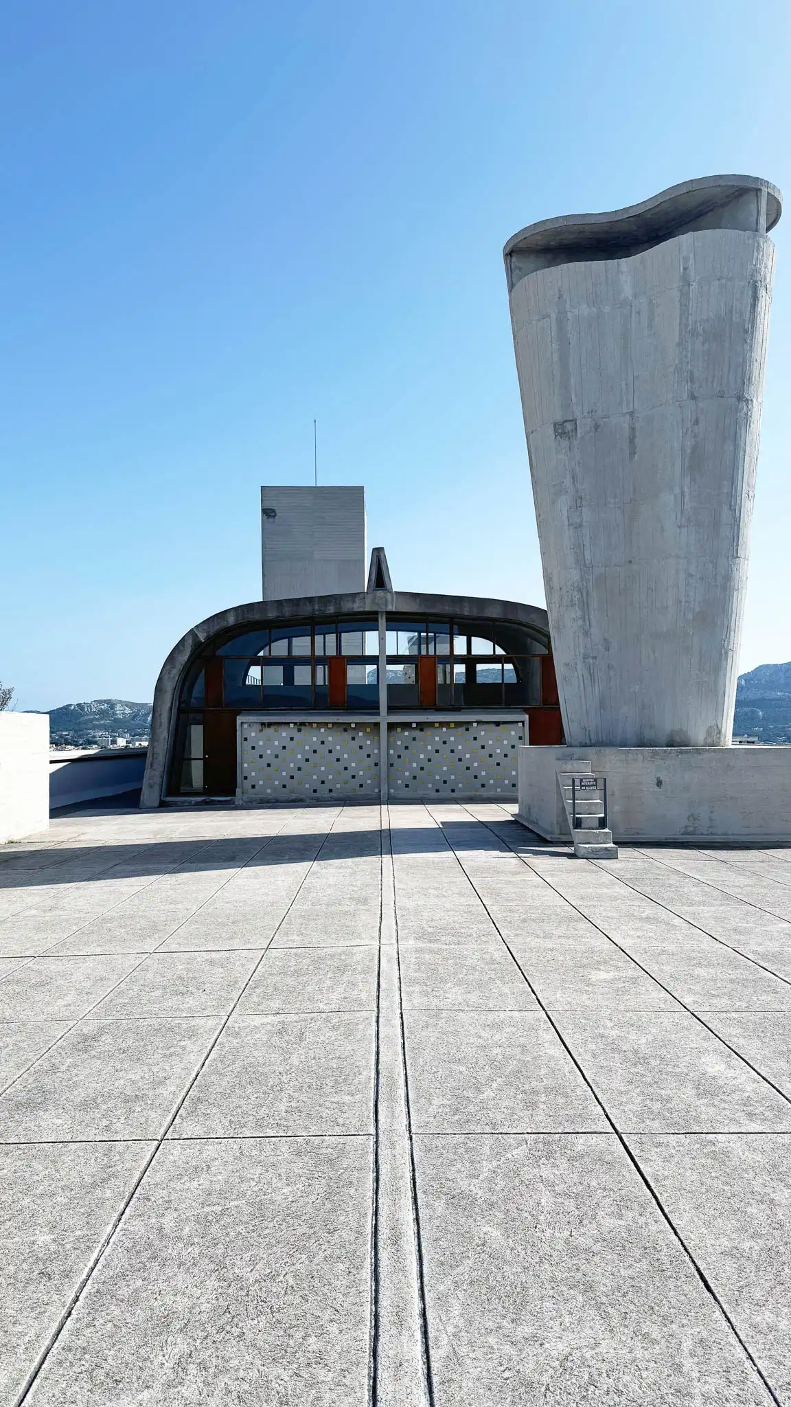 Vista prospettica del rooftop con elementi in aggetto