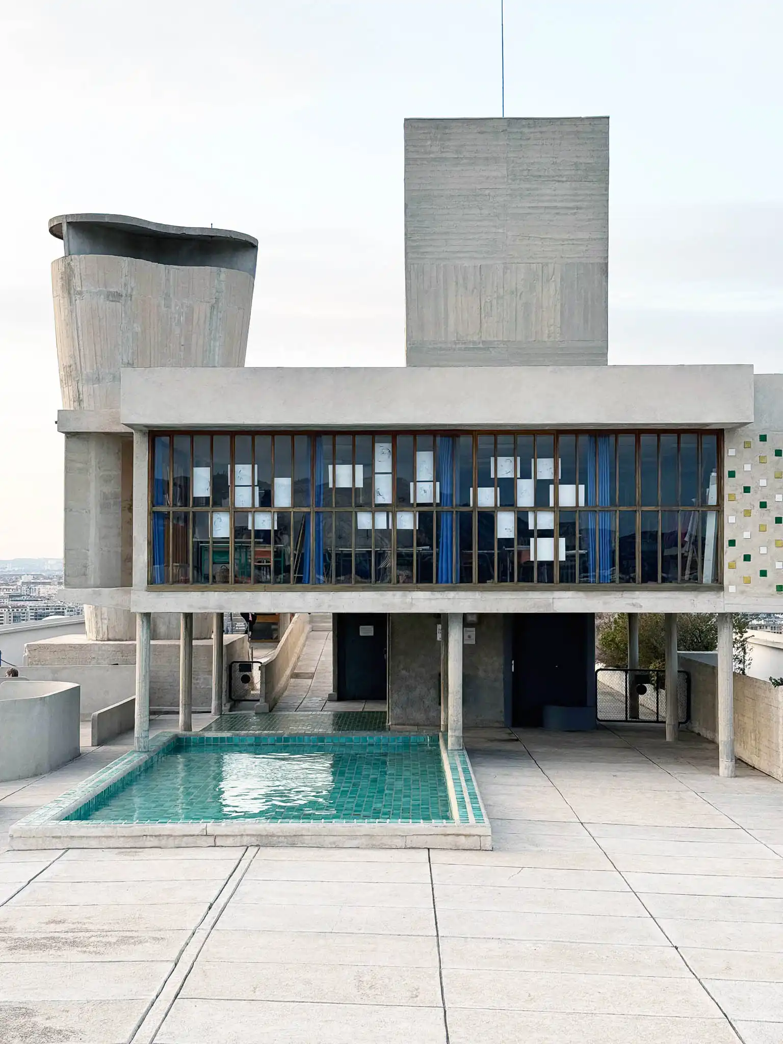 Rooftop con piscina aperta e comignoli in calcestruzzo