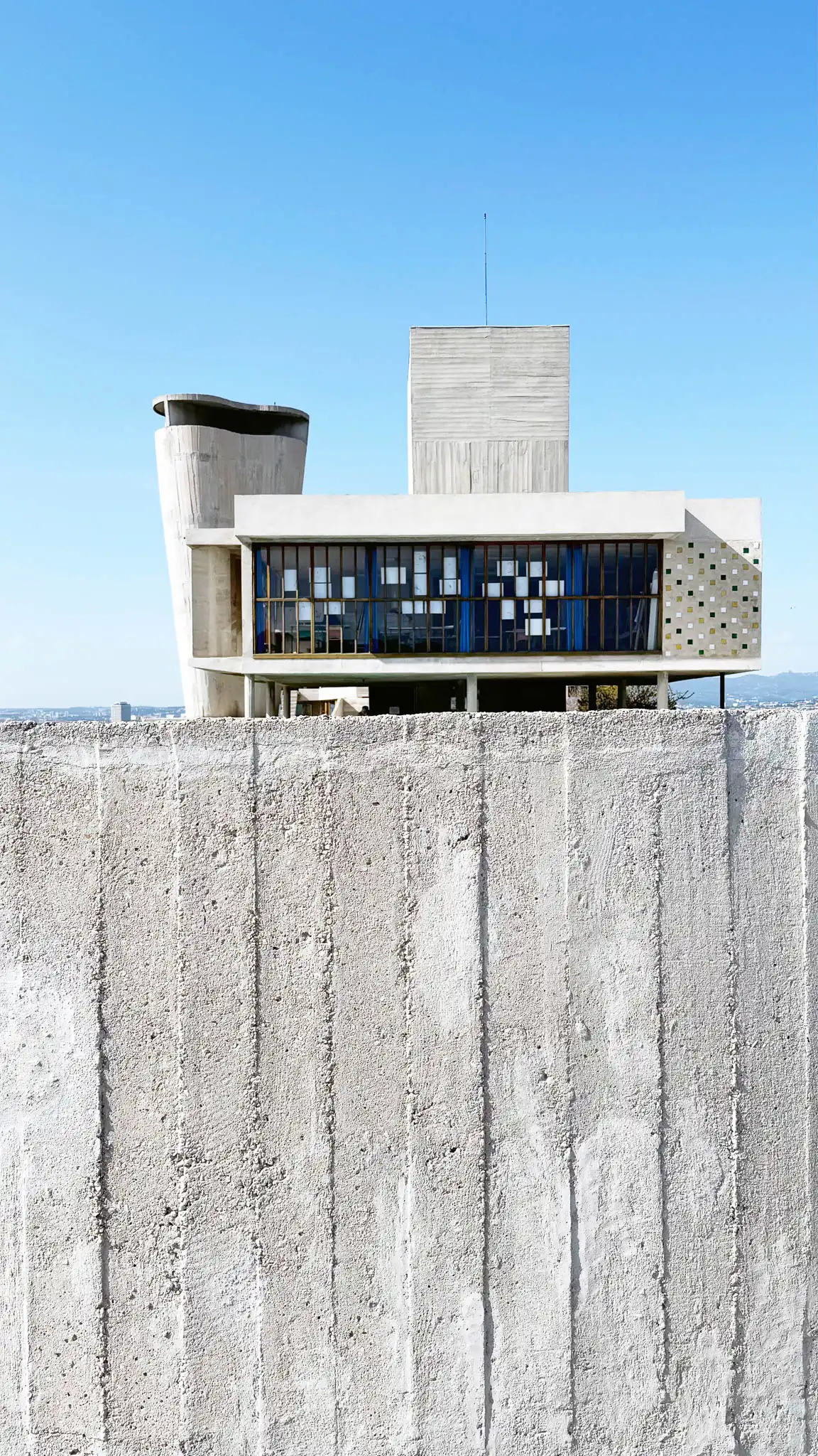 Vista prospettica del rooftop con elementi in aggetto e muri divisori