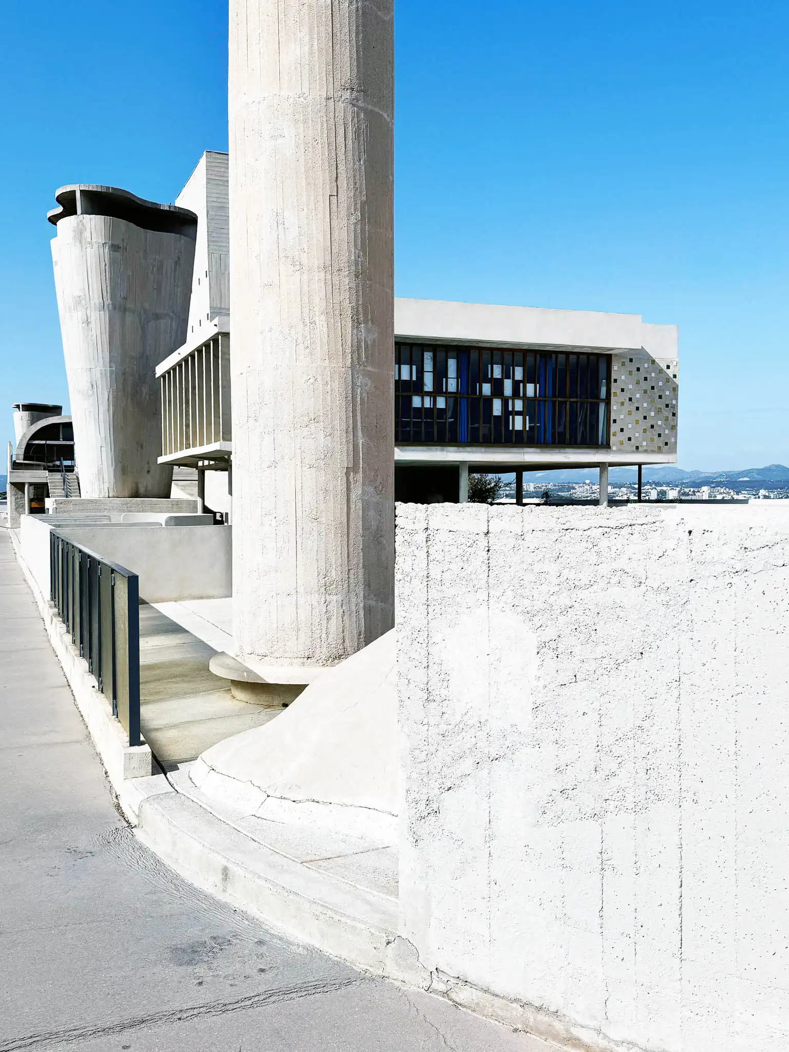 Vista prospettica del rooftop con elementi in aggetto, muri divisori e rampe