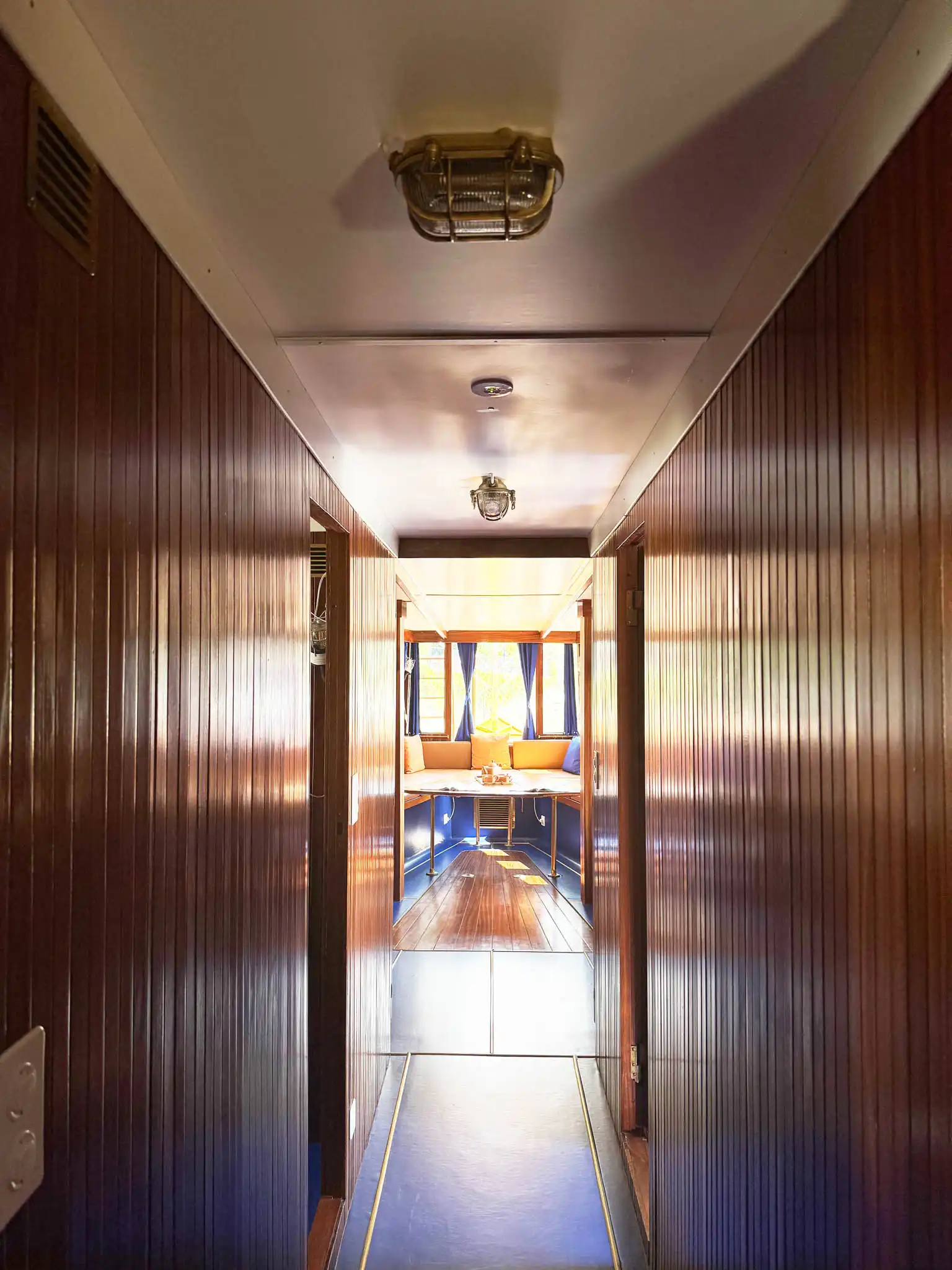 Vista corridoio interno in legno