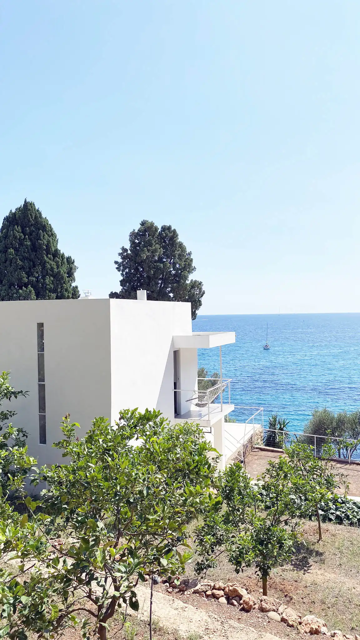 Vista esterna architettonica con mare Mediterraneo