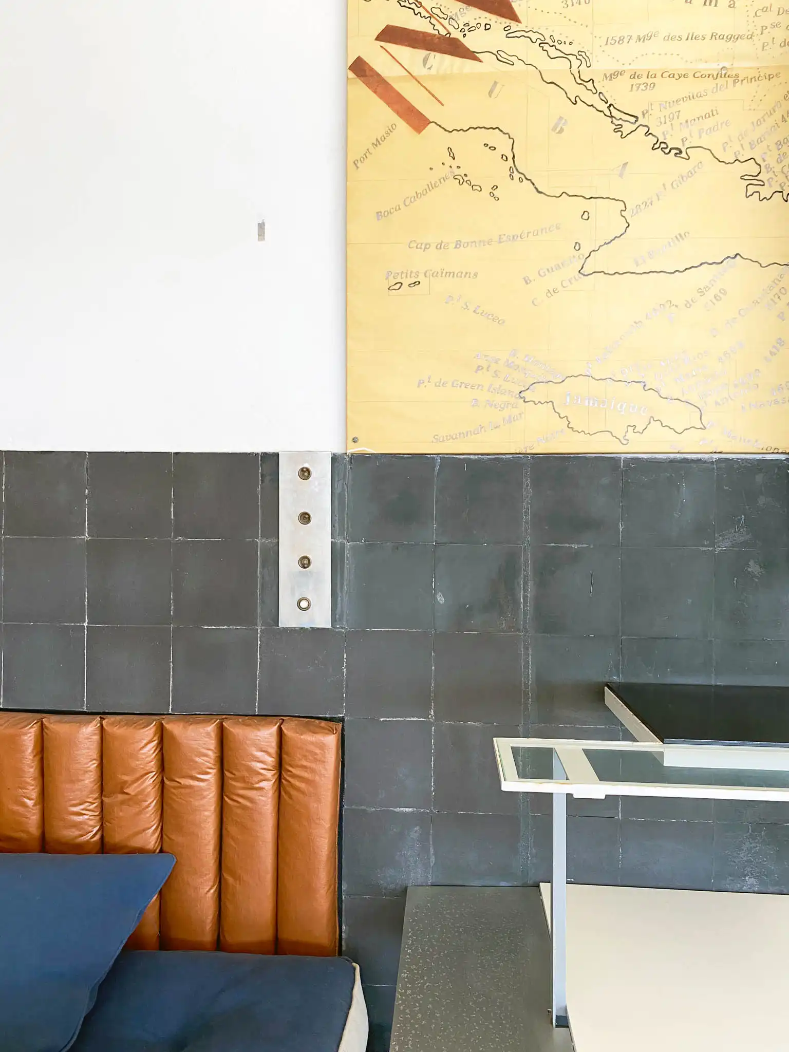 Dettaglio testata letto in cuoio color cognac