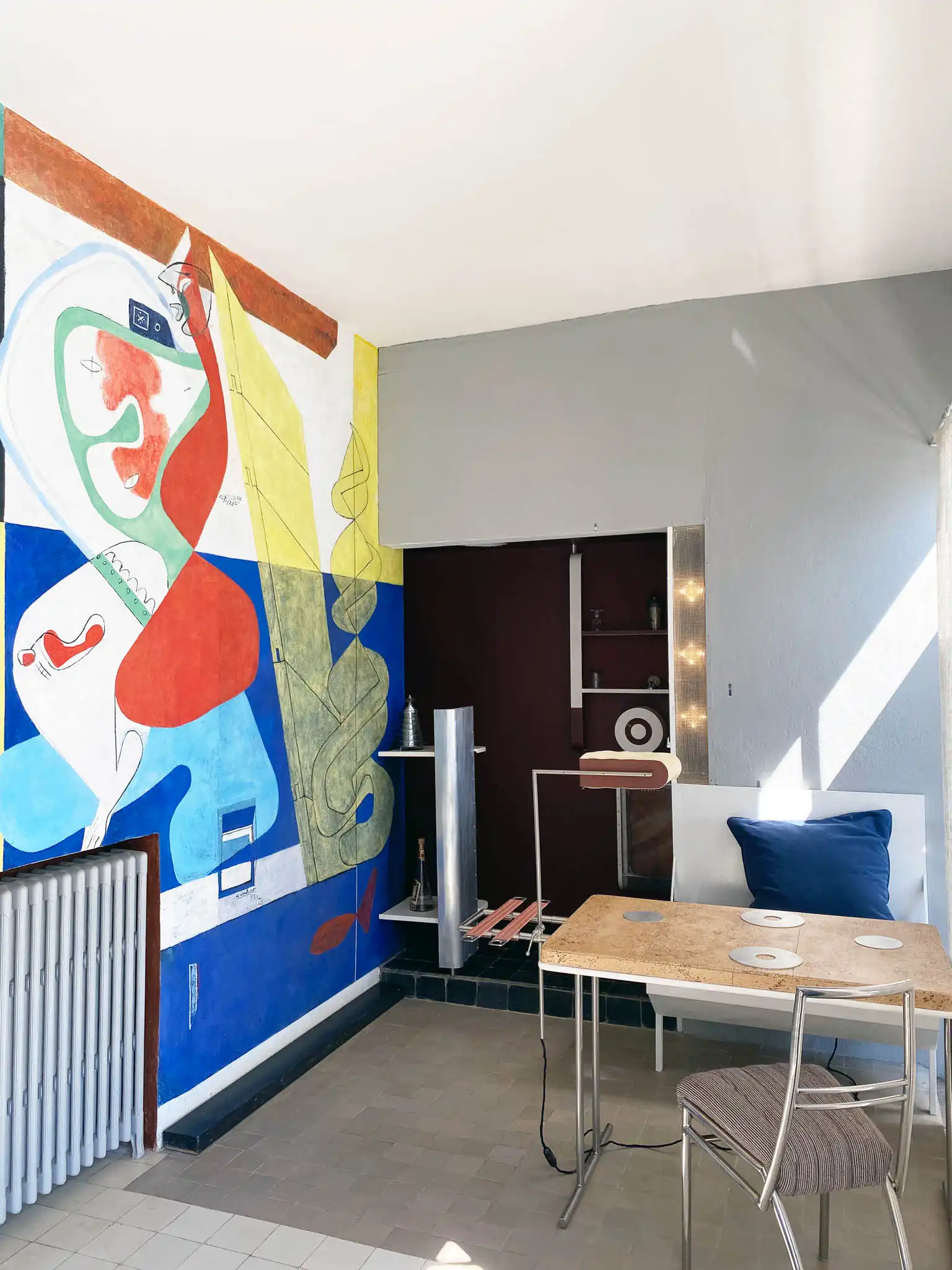 Murales interno disegnato da le corbusier con scrittoio