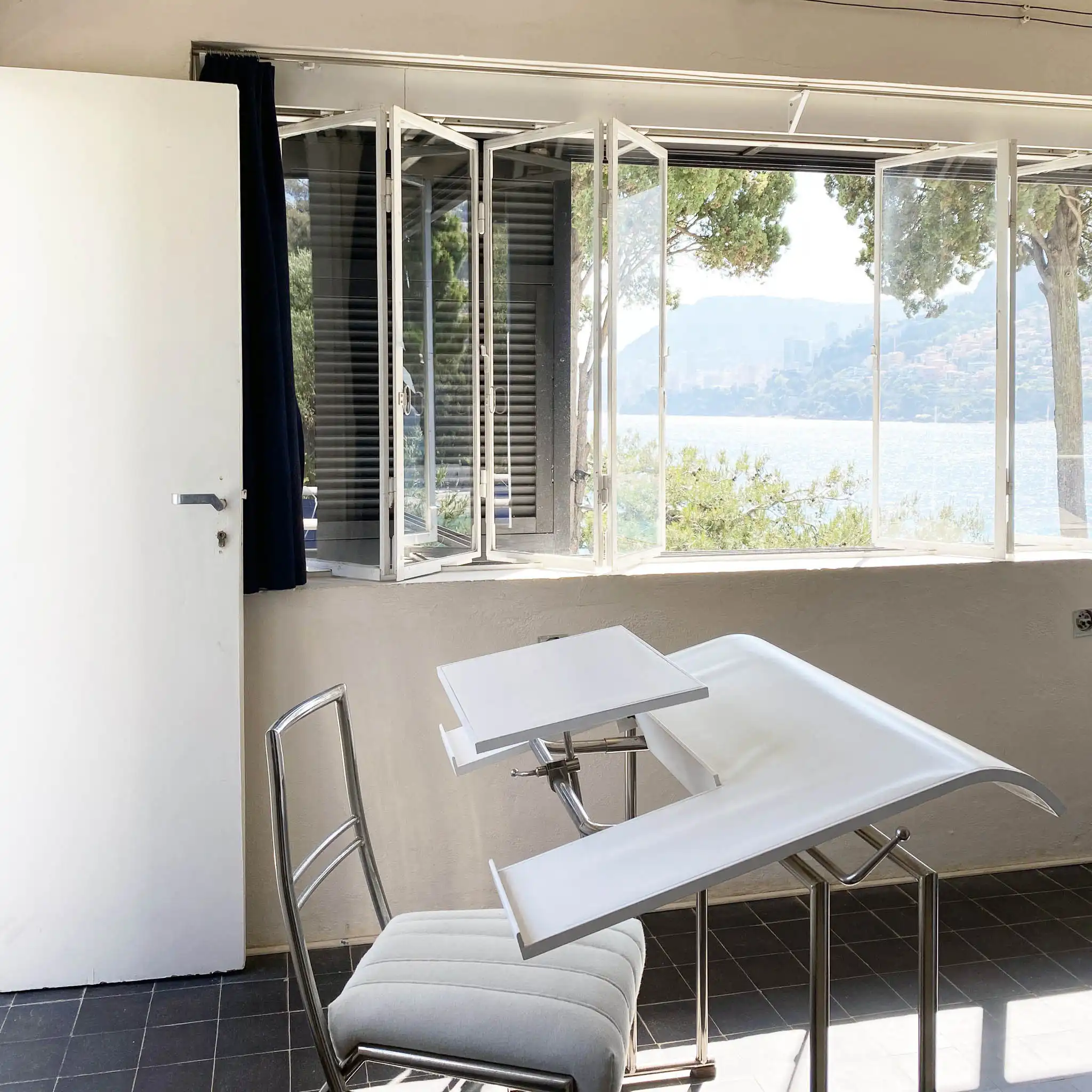 Angolo studio con scrittoio e finestra vista mare