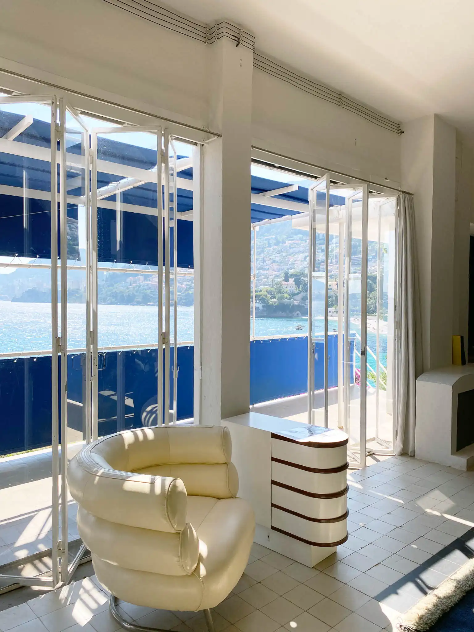 Open space con arredamento mid century disegnato da Eileen Grey