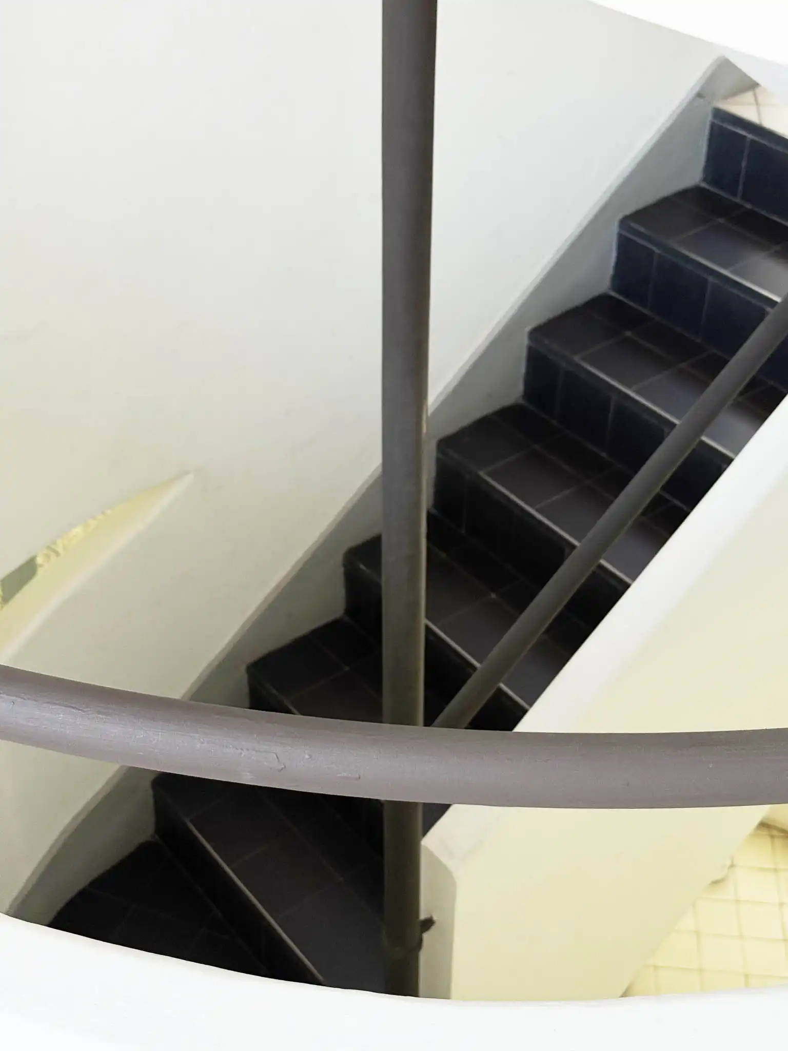 dettaglio architettonico rampe di scale interne nere