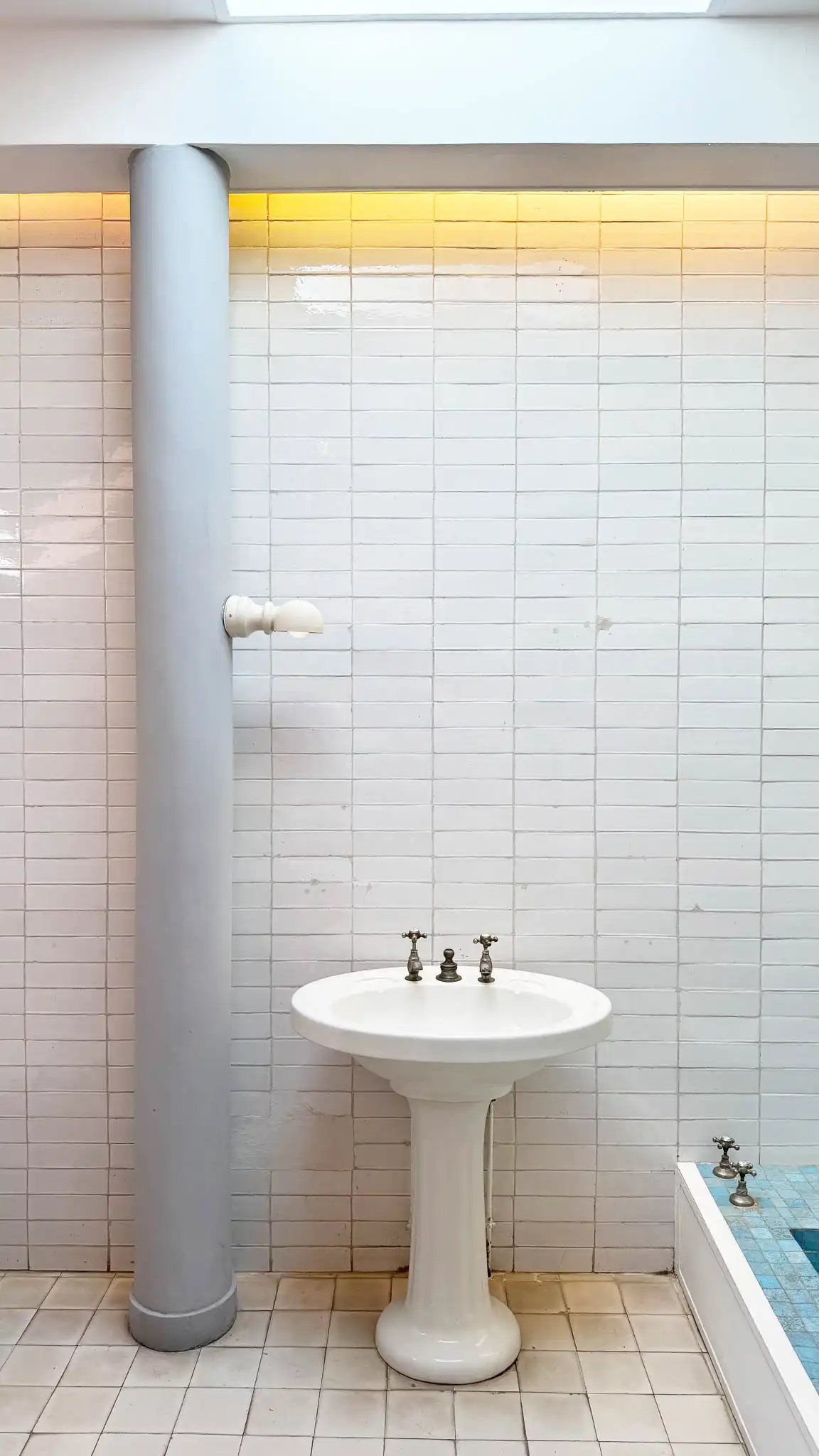 vista interna bagno padronale con piastrelle rosa