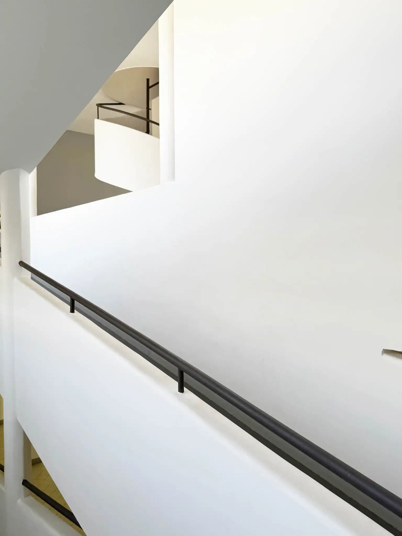 stratificazione pareti rivestite con intonaco bianco e parapetto metallico nero